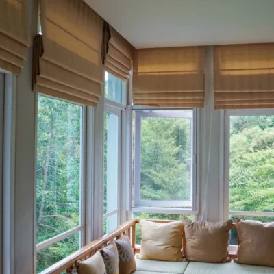 What is included in the set of Roman blinds?